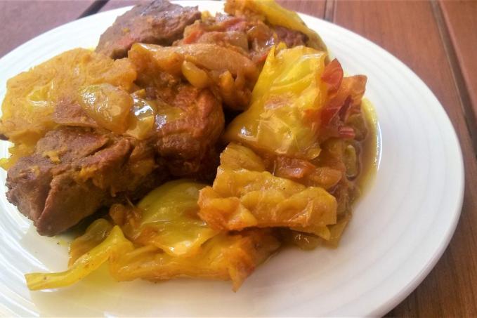 Vepřové maso mnoha vůní s bílým zelím a kurkumou