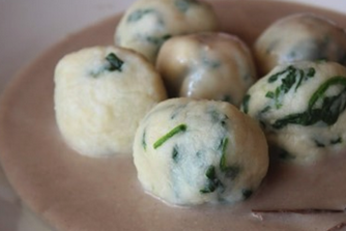 Zemiakové knedlíčky so špenátom a hríbovým krémom