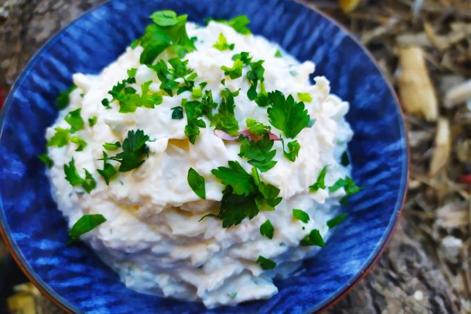 Zdravá sýrová pomazánka s česnekem