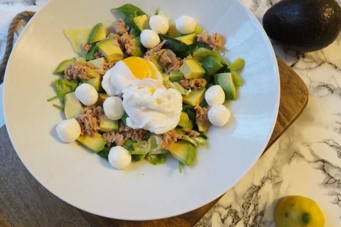 low carb: SALÁT S TUŇÁKEM A ZTRACENÝM VEJCEM