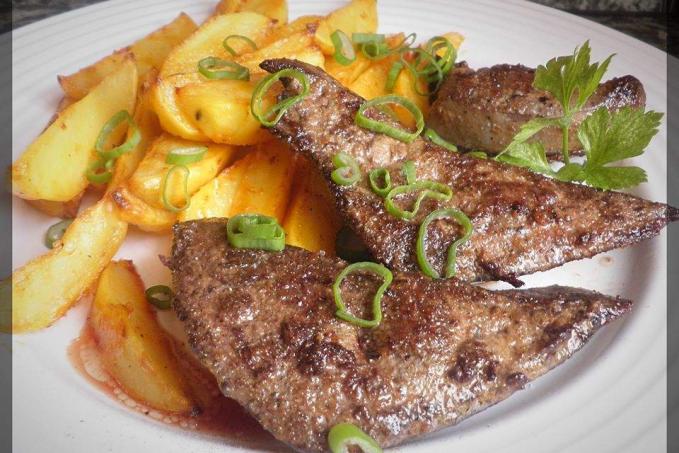 RESTOVANÁ VEPŘOVÁ JÁTRA A TATARKOVÉ BRAMBŮRKY