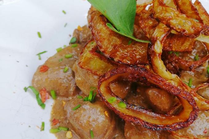 Kuracia pečeň na smotane s cibuľovými krùžkami - LC