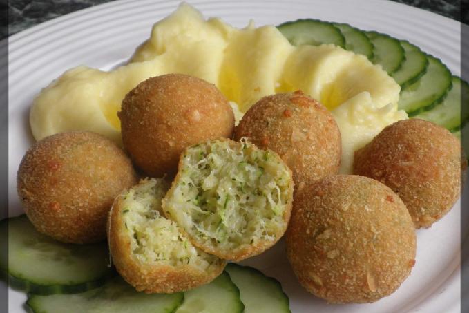CUKETOVÉ KROKETY S BRAMBOROVOU KAŠÍ
