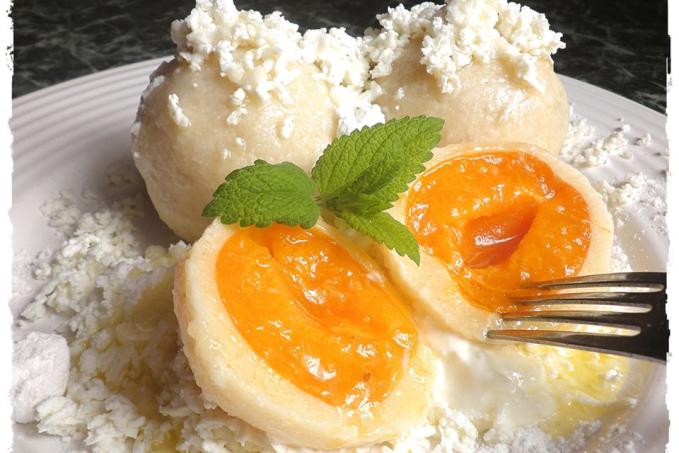 MERUŇKOVÉ KNEDLÍČKY Z TVAROHOVÉHO TĚSTA