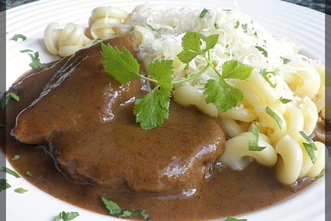 HOVĚZÍ PO MILÁNSKU Z "POMALÁČKU"