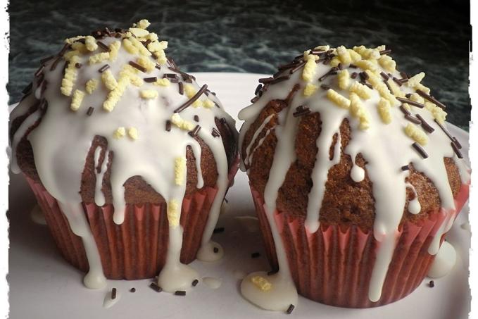 NADÝCHANÉ BANÁNOVÉ MUFFINY S POLEVOU