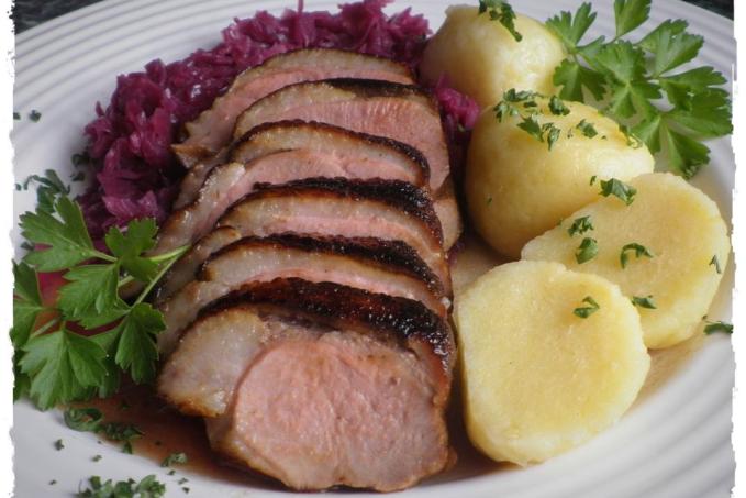 KACHNÍ PRSA NA MEDU S ČERVENÝM ZELÍM A JEMNÝM BRAMBOROVÝM KNEDLÍKEM