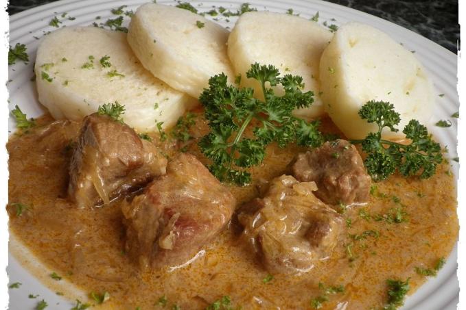 SEGEDÍNSKÝ GULÁŠ Z "POMALÁČKU" A KYNUTÉ KNEDLÍKY Z MINERÁLKY