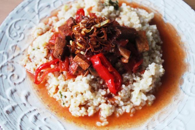 Sladkokyslé tofu obalené datľovým sirupom a balsamicom