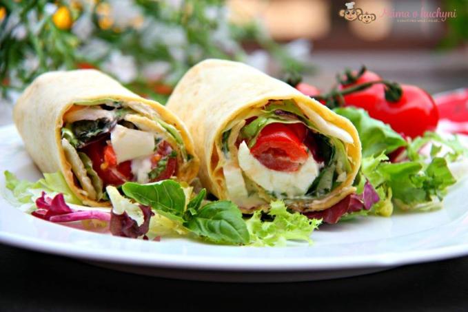 Tortila s rajčaty, Zottarellou a bazalkovým dipem (od 1 roku)