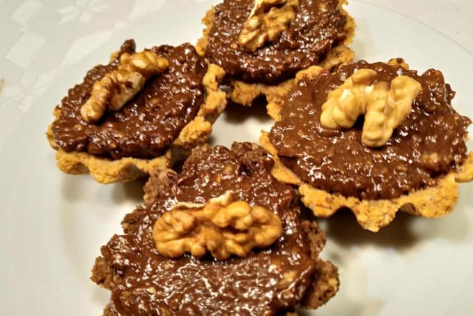 Low carb cukroví - Košíčky s ořechovou náplní, rumem a čokoládou