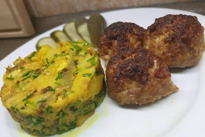 Masové koule s mozzarellou a šťouchaný celer