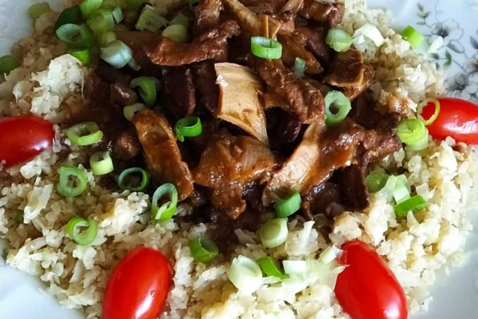 Vepřové nudličky s houbami, květáková "rýže"