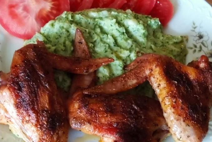 Pečená kuřecí křidélka s brokolicovou kaší se sýrem