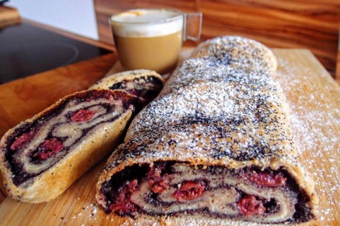 Makový štrůdl s višněmi