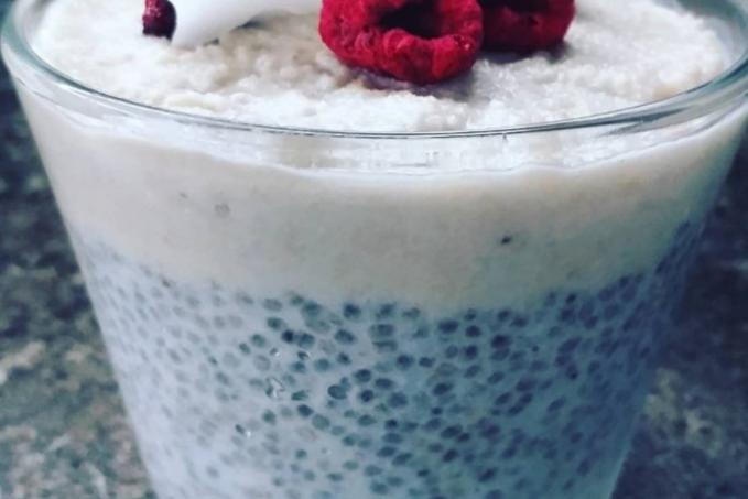 KOKOSOVÝ CHIA PUDING A KEŠU KRÉMEM