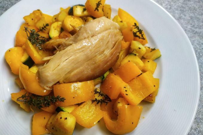 Kuře s cuketou, paprikou a tymiánem v alobalu