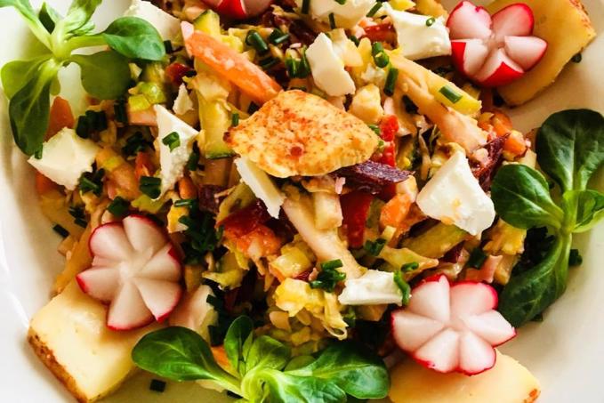 Salát s Balkánem a chilli Romadurem