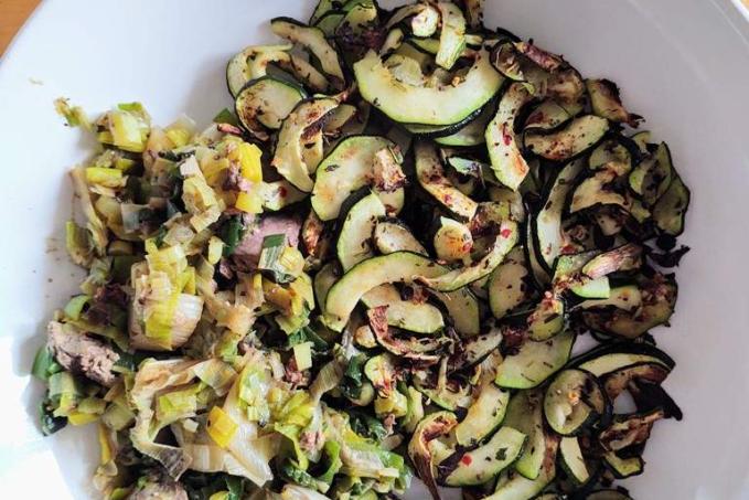 Játra s pórkem a cuketové chipsy