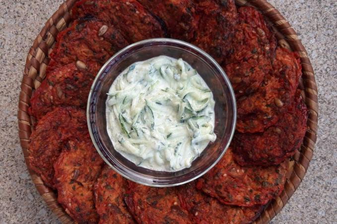 Řepovo-celerové placky se sýrem & tzatziki