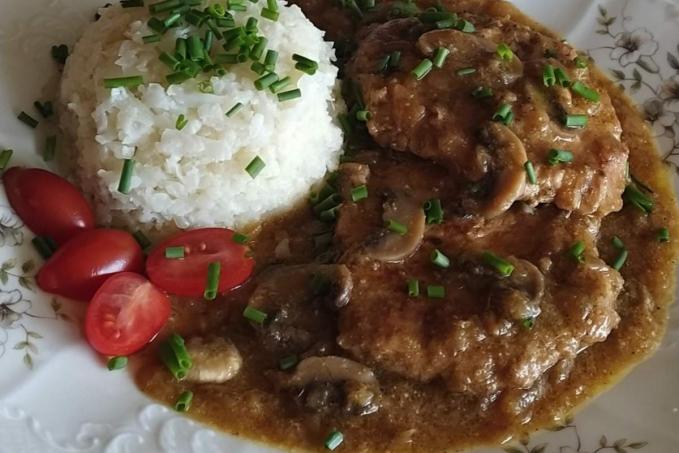 Vepřové maso na žampionech s květákovou "rýží"