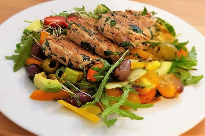 Tuňákové placičky s rukolovým salátem