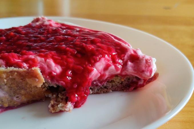 Piškot s krémem a malinami