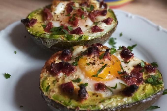 ZAPEČENÉ AVOKÁDO S VEJCEM