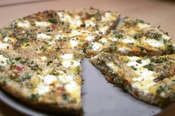 FRITTATA s RUKOLOU, KÁPIEMI a čerstvým KOZÍM SÝREM