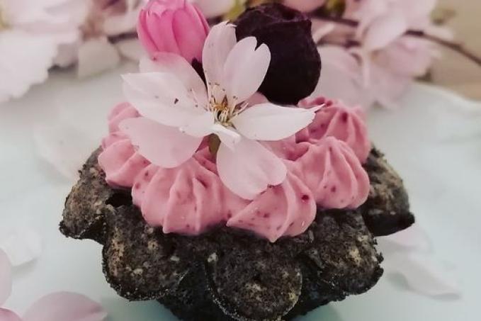 MAKOVÁ KYTIČKA s citronovo-višňovým krémem