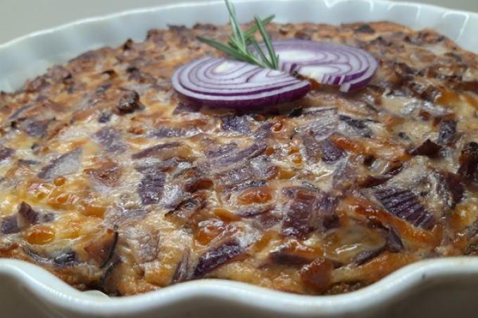 Brokolicový quiche s červenou cibulí, sýrem a slaninou