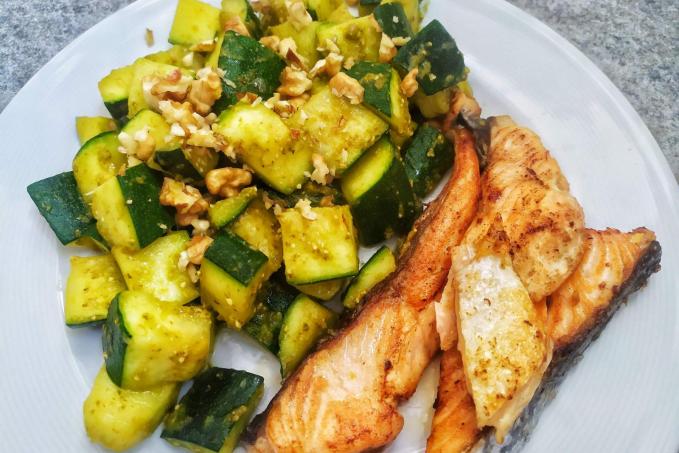 Lososové nugetky, cuketové kostičky s pestem a ořechy