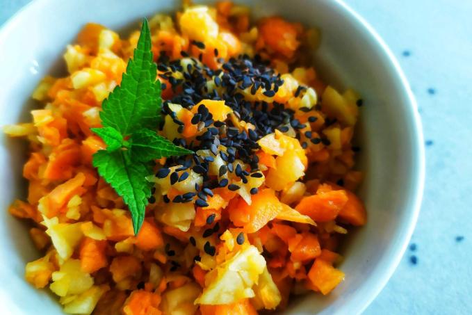 Salát z mrkve a bílé ředkve v asijském stylu