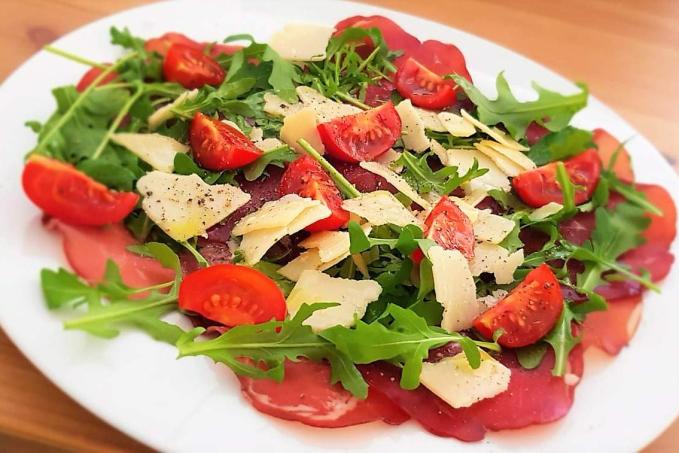 Bresaola s rukolou, rajčaty a parmazánem