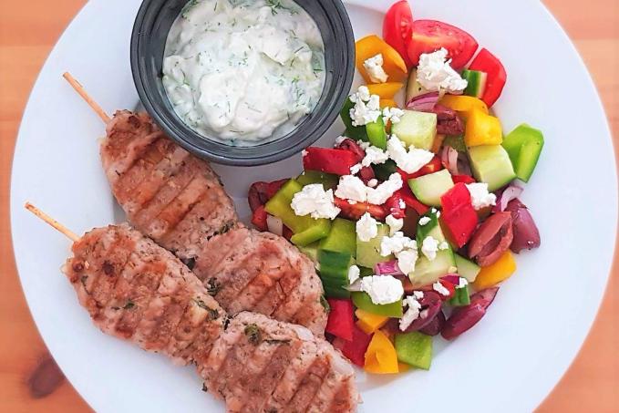 Kofty z krůtího masa s řeckým salátem a tzatziki