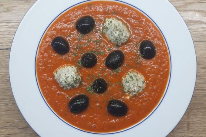 Polévka z pečené zeleniny se sýrovými knedlíčky a olivami