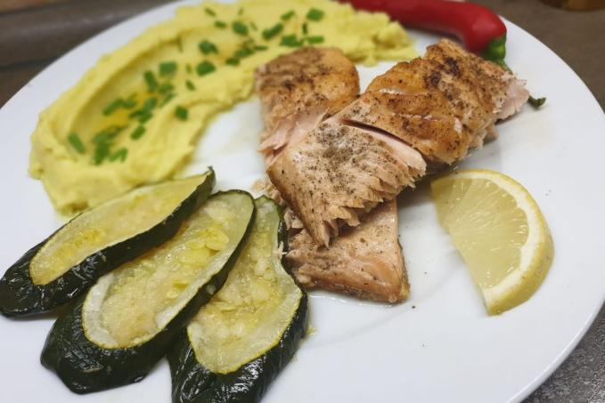 Losos s květákovou kaší a česnekovou cuketou