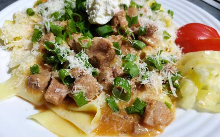 Krůtí perkelt s nudlemi, tvarohem a sýrem