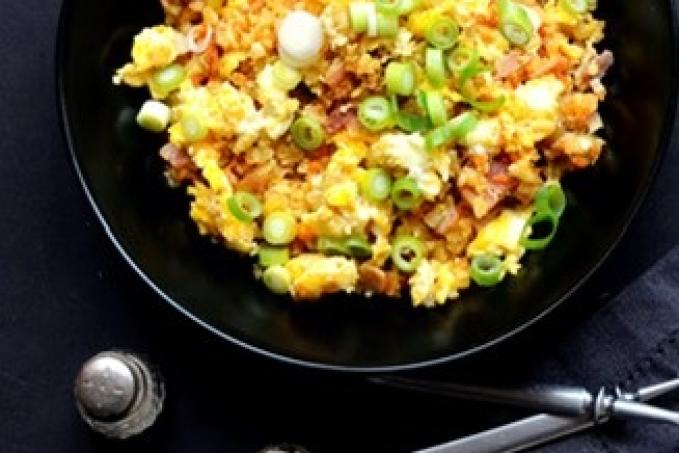 Smažená zeleninová „rýže“ s vejci a slaninou