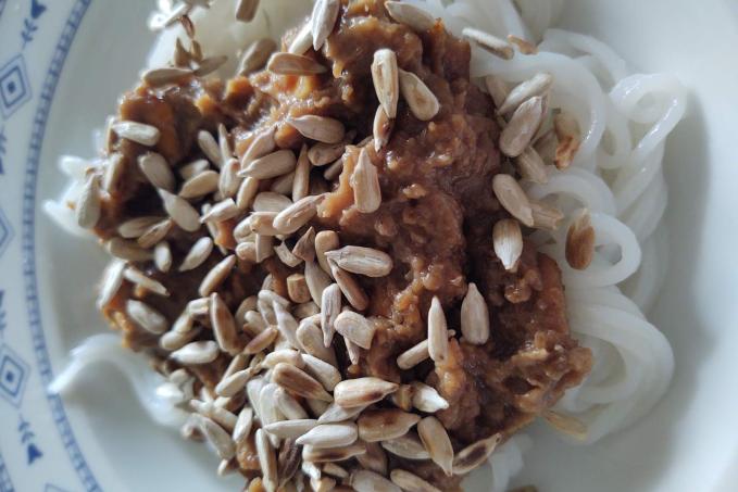 Rýžové nudle s arašídovým máslem