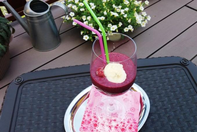 Studený koktejl či sorbet s lesním ovocem