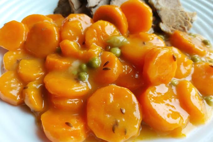 Zadělávaná mrkev s hráškem