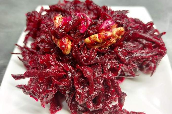 Salát z červené řepy s ořechy
