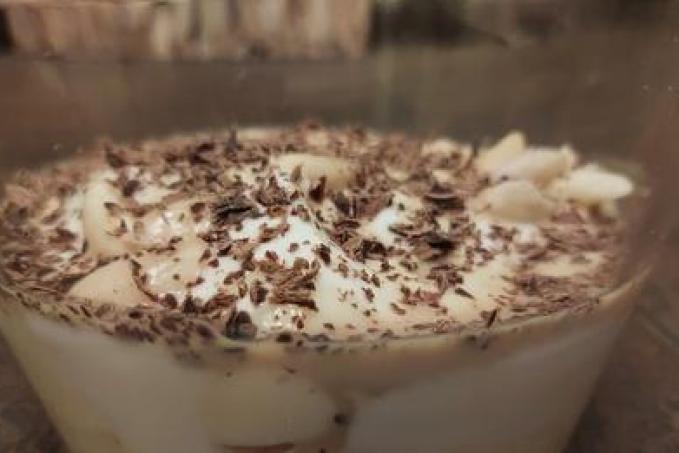 Pudinkový pohár s jogurtem a mandlemi