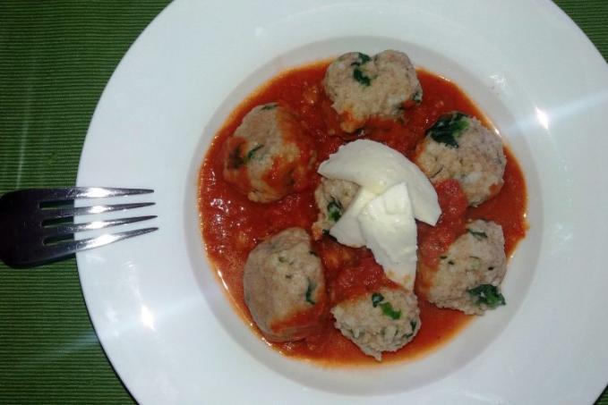 Špenátovo-tvarohové knedlíčky s rajčatovou omáčkou