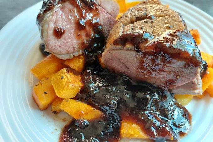 Kachní prsa s pečenou dýní a švestkovou omáčkou
