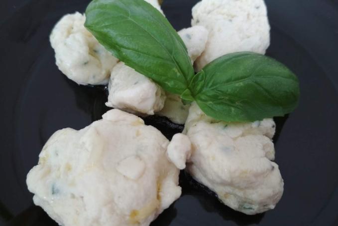 Low carb knedlíčky do polévky z kuřecího masa