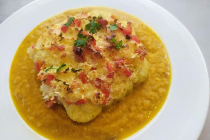 Květákový steak zapečený sýrem, s omáčkou z tymiánové mrkve