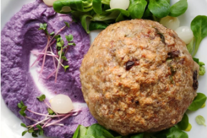 Mleté maso plněné mozzarellou a pyré z  červeného zelí