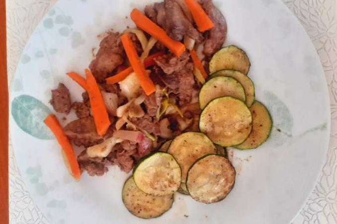 Kuřecí játra s cuketou